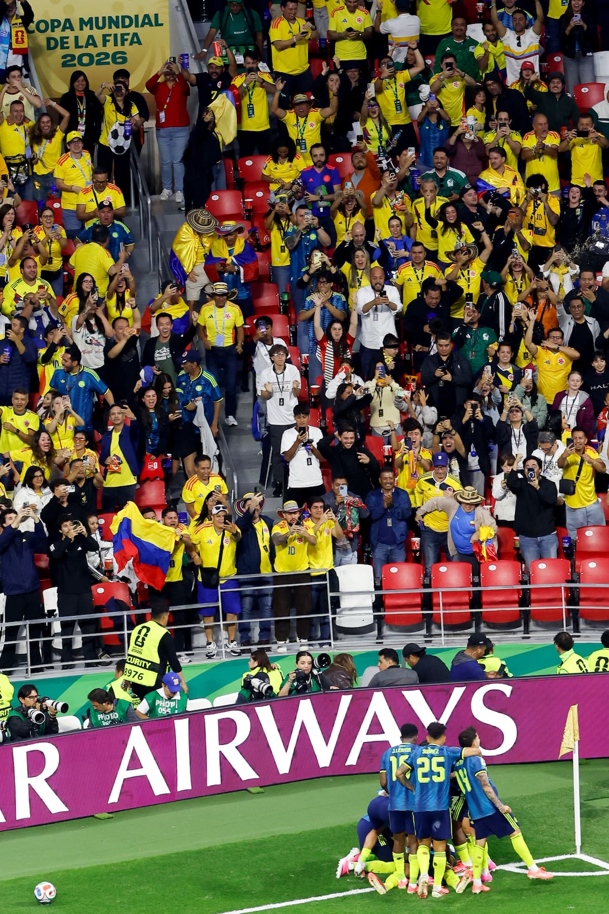 GR4383. CIUDAD DE MÉXICO (MÉXICO), 17/06/2026.- Jugadores de Colombia celebran un gol de Luis Díaz este miércoles, en un partido del grupo K del Mundial de la FIFA 2026 entre Uzbekistán y Colombia, en el estadio Azteca en Ciudad de México (México). EFE/ Sashenka Gutiérrez