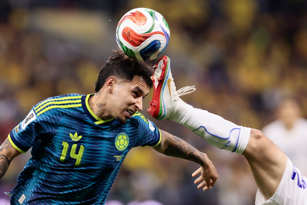 GR4311. CIUDAD DE MÉXICO (MÉXICO), 17/06/2026.- Abbosbek Fayzullaev (d) de Uzbekistán disputa un balón con Gustavo Puerta de Colombia este miércoles, en un partido del grupo K del Mundial de la FIFA 2026 entre Uzbekistán y Colombia, en el estadio Azteca en Ciudad de México (México). EFE/ José Méndez