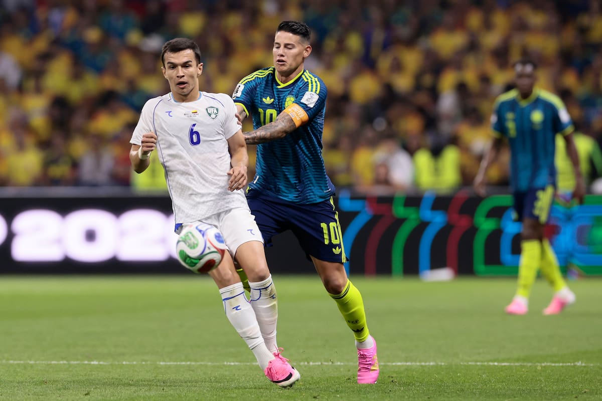 AMDEP6882. CIUDAD DE MÉXICO (MÉXICO), 17/06/2026.- Akmal Mozgovoy (i) de Uzbekistán disputa un balón con James Rodríguez de Colombia este miércoles, en un partido del grupo K del Mundial de la FIFA 2026 entre Uzbekistán y Colombia, en el estadio Azteca en Ciudad de México (México). EFE/ José Méndez