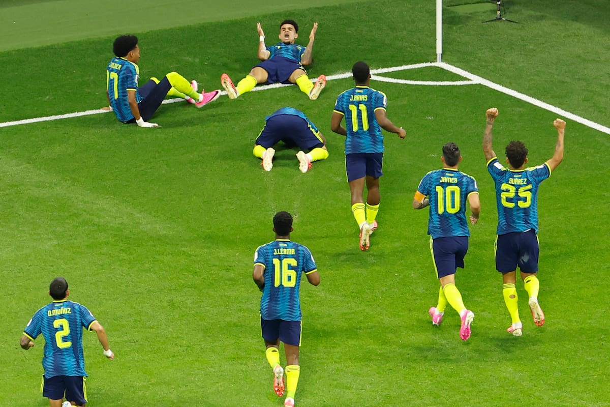 GR4381. CIUDAD DE MÉXICO (MÉXICO), 17/06/2026.- Luis Díaz (c, arriba) de Colombia celebra un gol este miércoles, en un partido del grupo K del Mundial de la FIFA 2026 entre Uzbekistán y Colombia, en el estadio Azteca en Ciudad de México (México). EFE/ Sashenka Gutiérrez