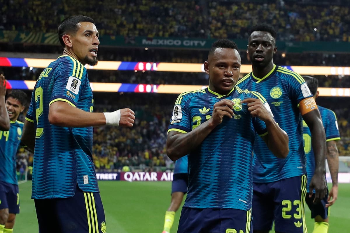 GR4212. CIUDAD DE MÉXICO (MÉXICO), 17/06/2026.- Jaminton Campaz (c) de Colombia celebra un gol este miércoles, en un partido del grupo K del Mundial de la FIFA 2026 entre Uzbekistán y Colombia, en el estadio Azteca en Ciudad de México (México). EFE/ Isaac Esquivel