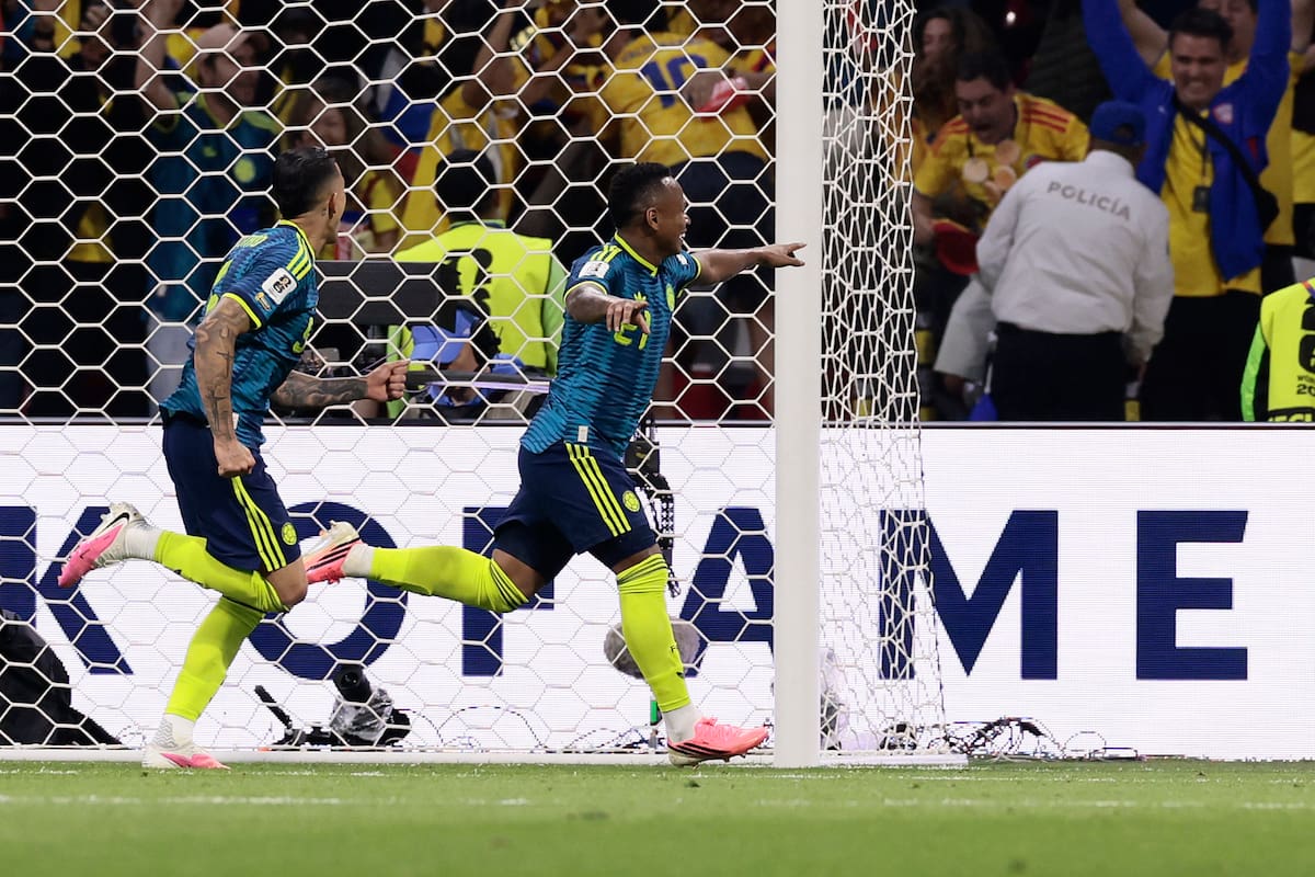 GR4425. CIUDAD DE MÉXICO (MÉXICO), 17/06/2026.- Jaminton Campaz (c) Colombia celebra un gol este miércoles, en un partido del grupo K del Mundial de la FIFA 2026 entre Uzbekistán y Colombia, en el estadio Azteca en Ciudad de México (México). EFE/ José Méndez