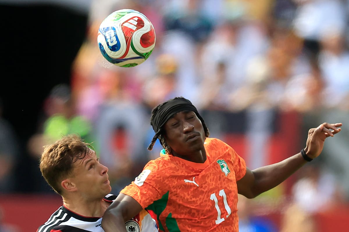 GR6288. TORONTO (CANADÁ), 20/06/2026.- Joshua Kimmich (i) de Alemania disputa el balón con Yan Diomande de Costa de Marfil este sábado, en un partido del grupo E del Mundial de la FIFA 2026 entre Alemania y Costa de Marfil en el estadio BMO en Toronto (Canadá). EFE/ Bienvenido Velasco