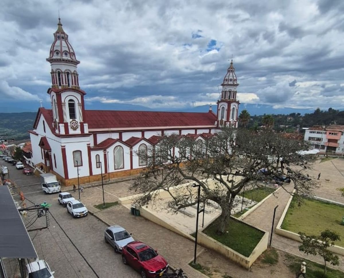 Municipio de Vélez. En el fondo se puede ver la icónica iglesia atravesada. (Juan Carlos Chio / VANGUARDIA)