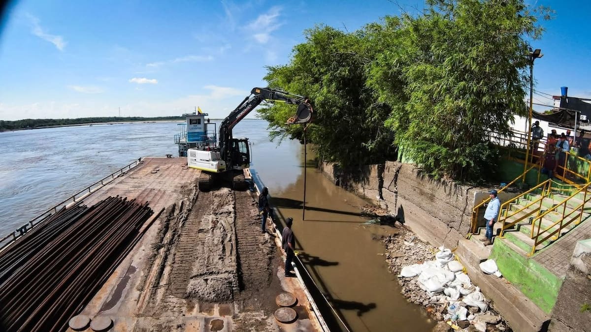 La alcaldía de Puerto Wilches informó que adelanta labores de hincado de tubería con el fin de mitigar el riesgo en la zona afectada por el colapso de la muralla de protección del río Magdalena.
Suministrada/Vanguardia