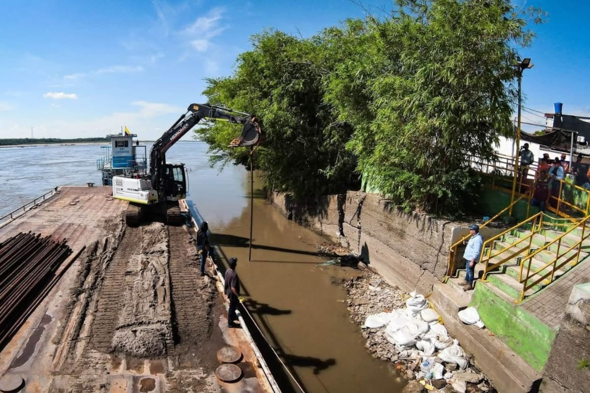 La alcaldía de Puerto Wilches informó que adelanta labores de hincado de tubería con el fin de mitigar el riesgo en la zona afectada por el colapso de la muralla de protección del río Magdalena.
Suministrada/Vanguardia
