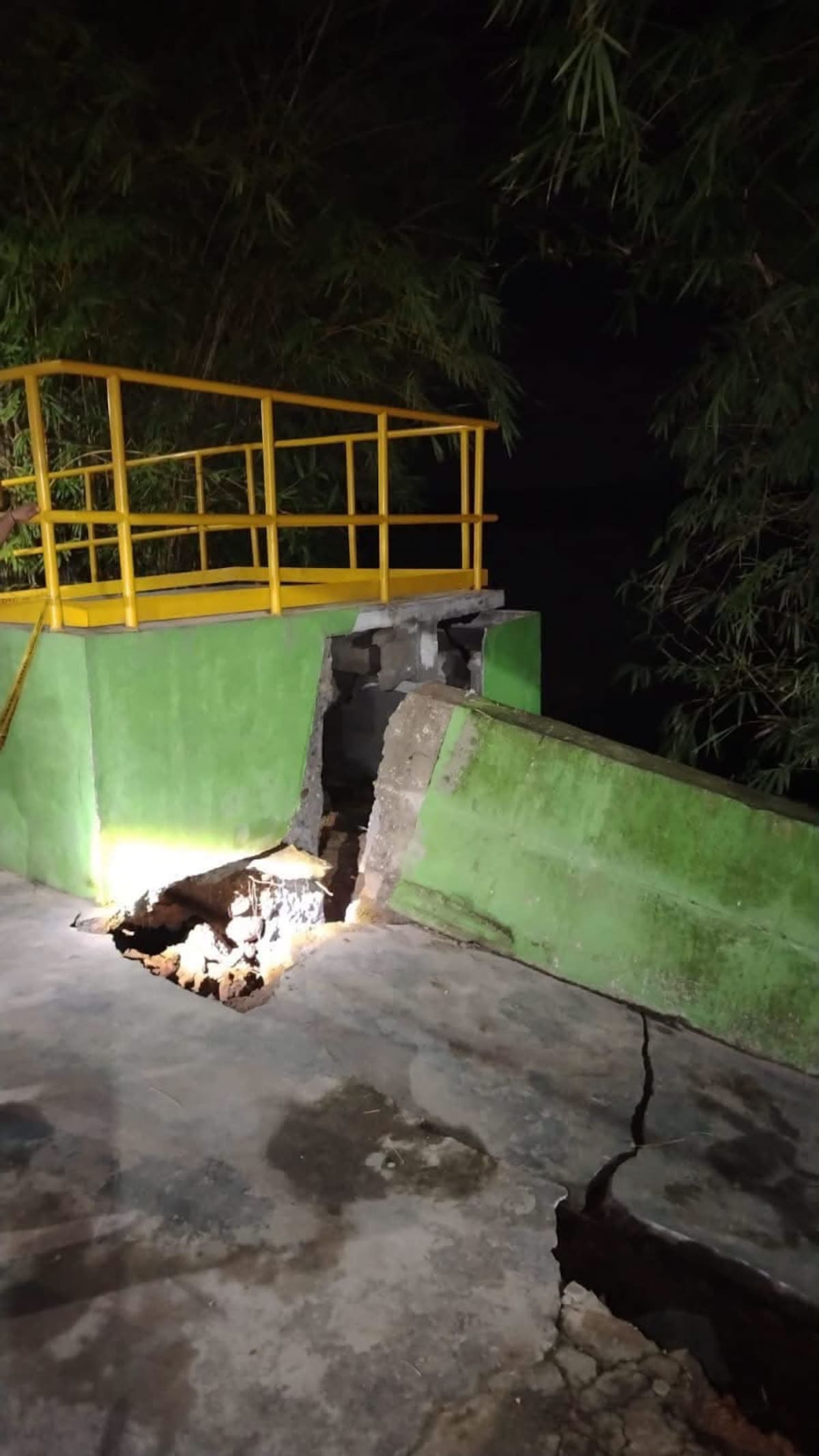 Siete familias y un establecimiento comercial fueron evacuados en Puerto Wilches tras el colapso de un tramo de la muralla que protege al municipio de la fuerza de las aguas del río Magdalena.
Suministrada/Vanguardia