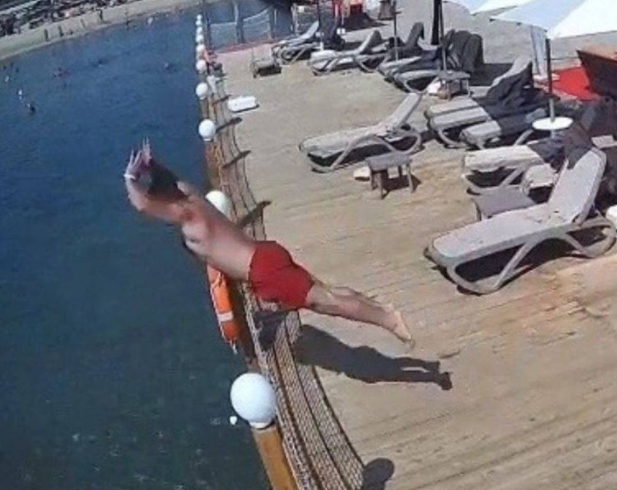 Unas vacaciones terminaron en tragedia en Turquía: un turista murió tras lanzarse de cabeza al agua desde el muelle de un hotel.