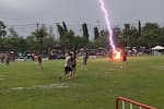 Impactante video: futbolista muere tras ser alcanzado por un rayo en pleno partido