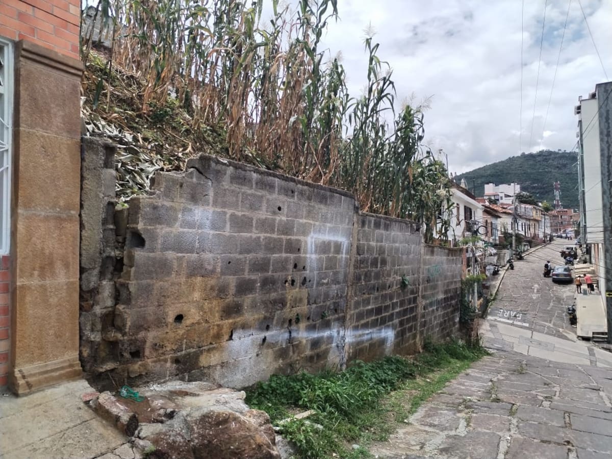 El muro de la carrera 7 con calle 12 fue uno de esos casos anunciados que terminó colapsando hace varios meses, afortunadamente sin víctimas.