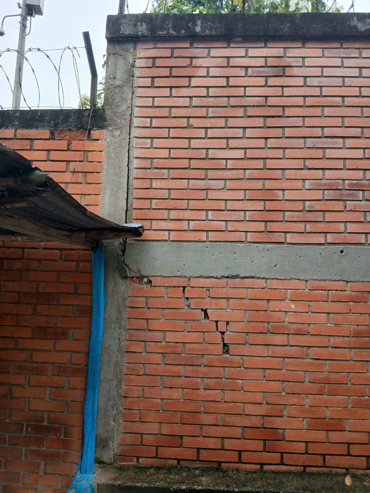 El muro separa la Institución Educativa Santo Ángel del Centro de Salud de Villa Rosa, zona por la que transitan estudiantes y usuarios.