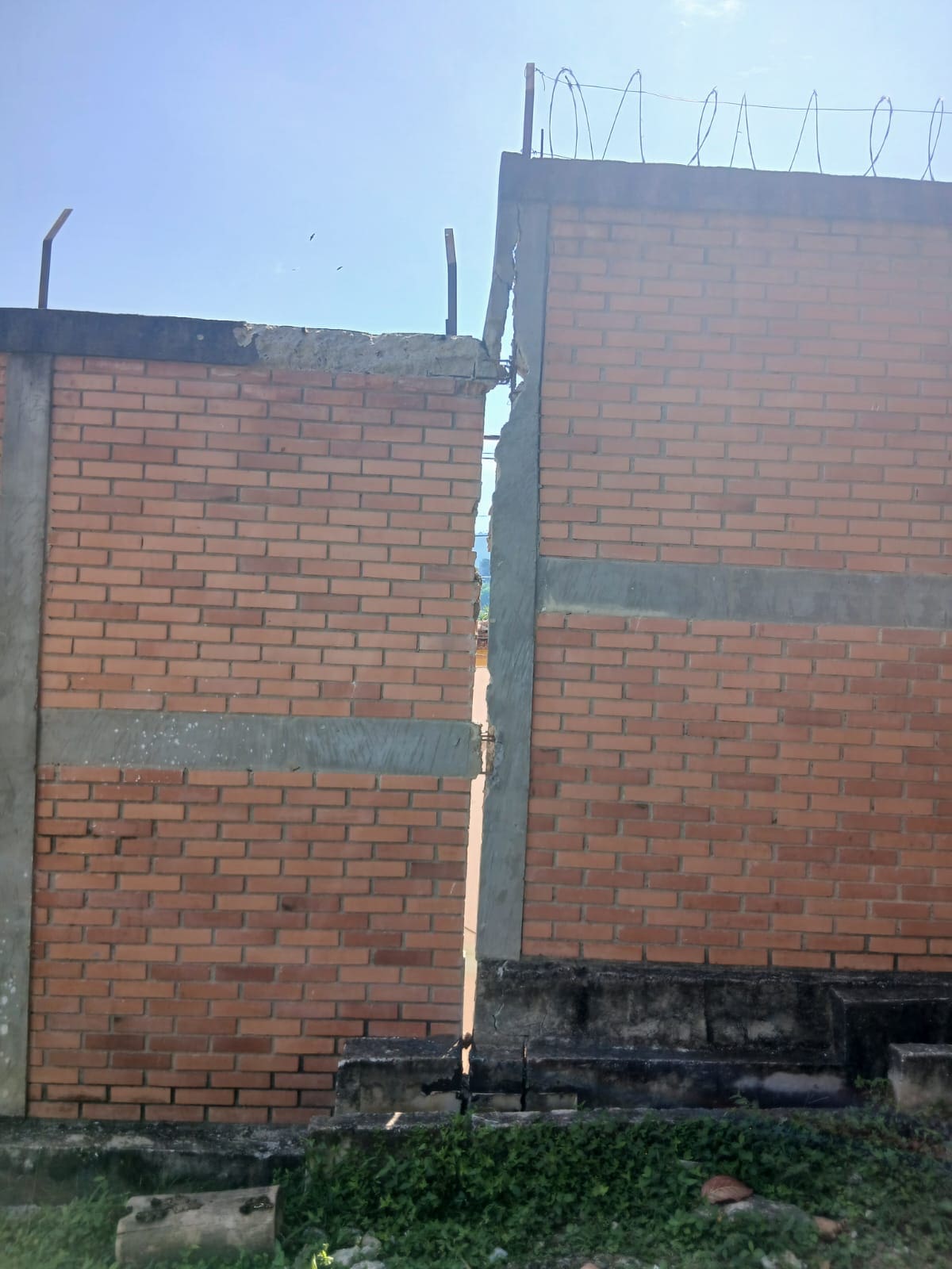 El deterioro del cerramiento perimetral preocupa a la comunidad educativa de la Institución Educativa Santo Ángel.
