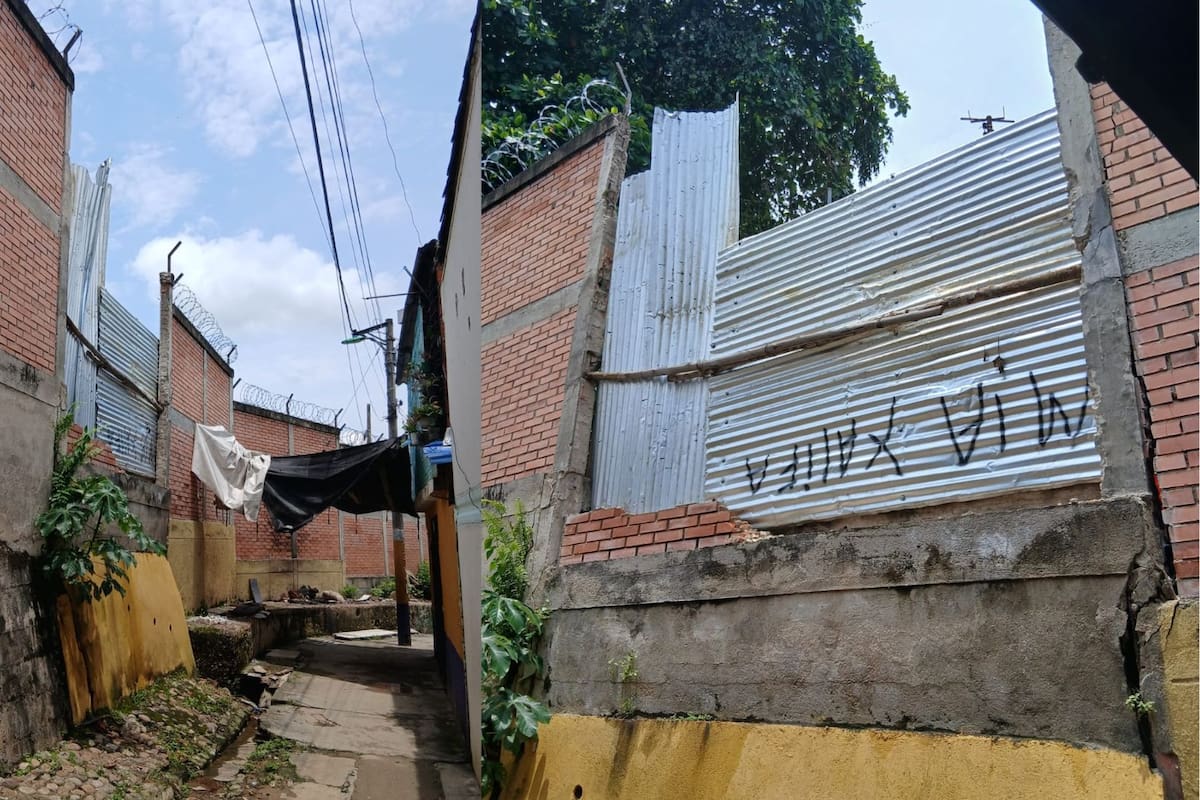 El cerramiento provisional en lámina metálica reemplaza parte del muro demolido en la Institución Educativa Santo Ángel, en el barrio Villa Rosa.