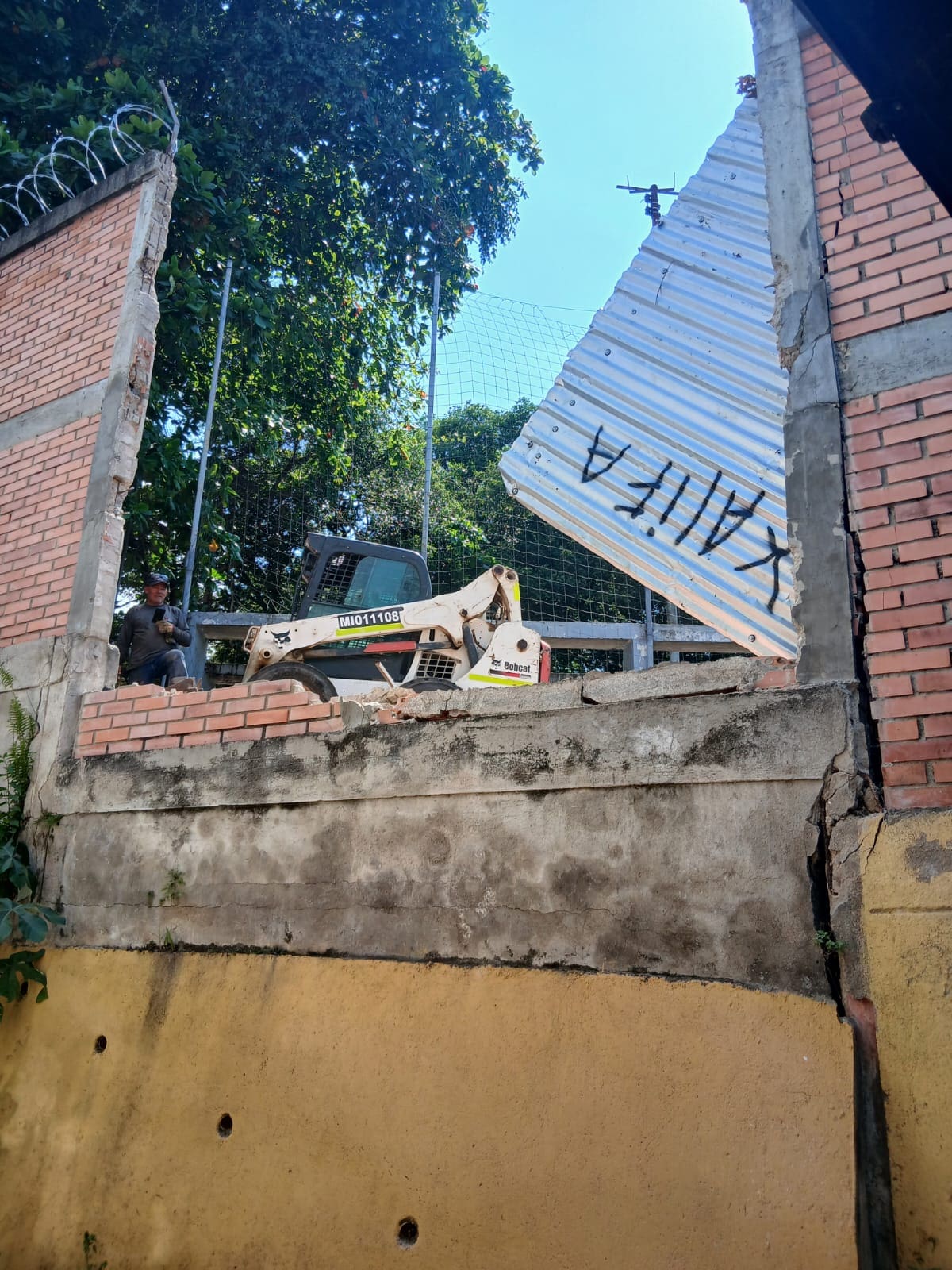 Una parte del muro fue demolida por riesgo de colapso, mientras la reconstrucción definitiva sigue sin iniciar.