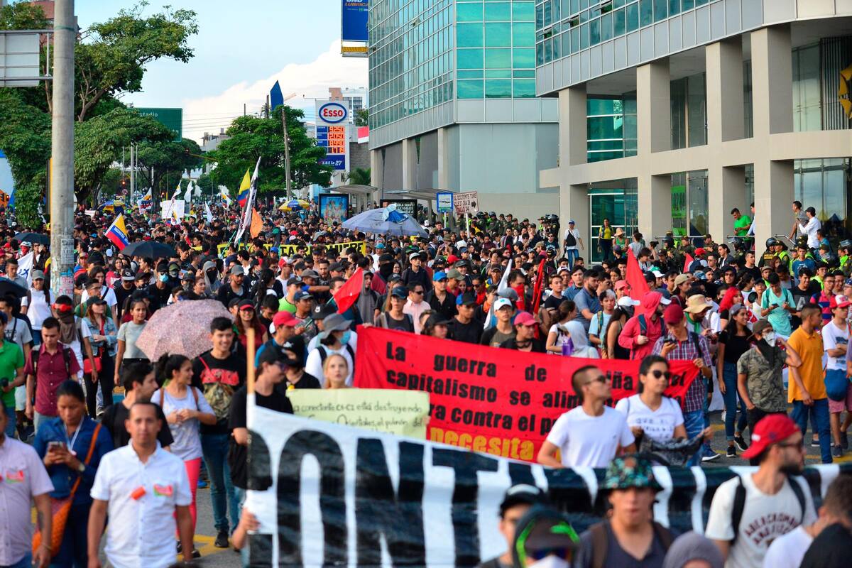 Las autoridades locales resaltaron que, pese a algunos daños cometidos por vándalos, en Bucaramanga las protestas de este martes se desarrollaron sin disturbios ni confrotaciones. (Foto: Miguel Vergel / VANGUARDIA)