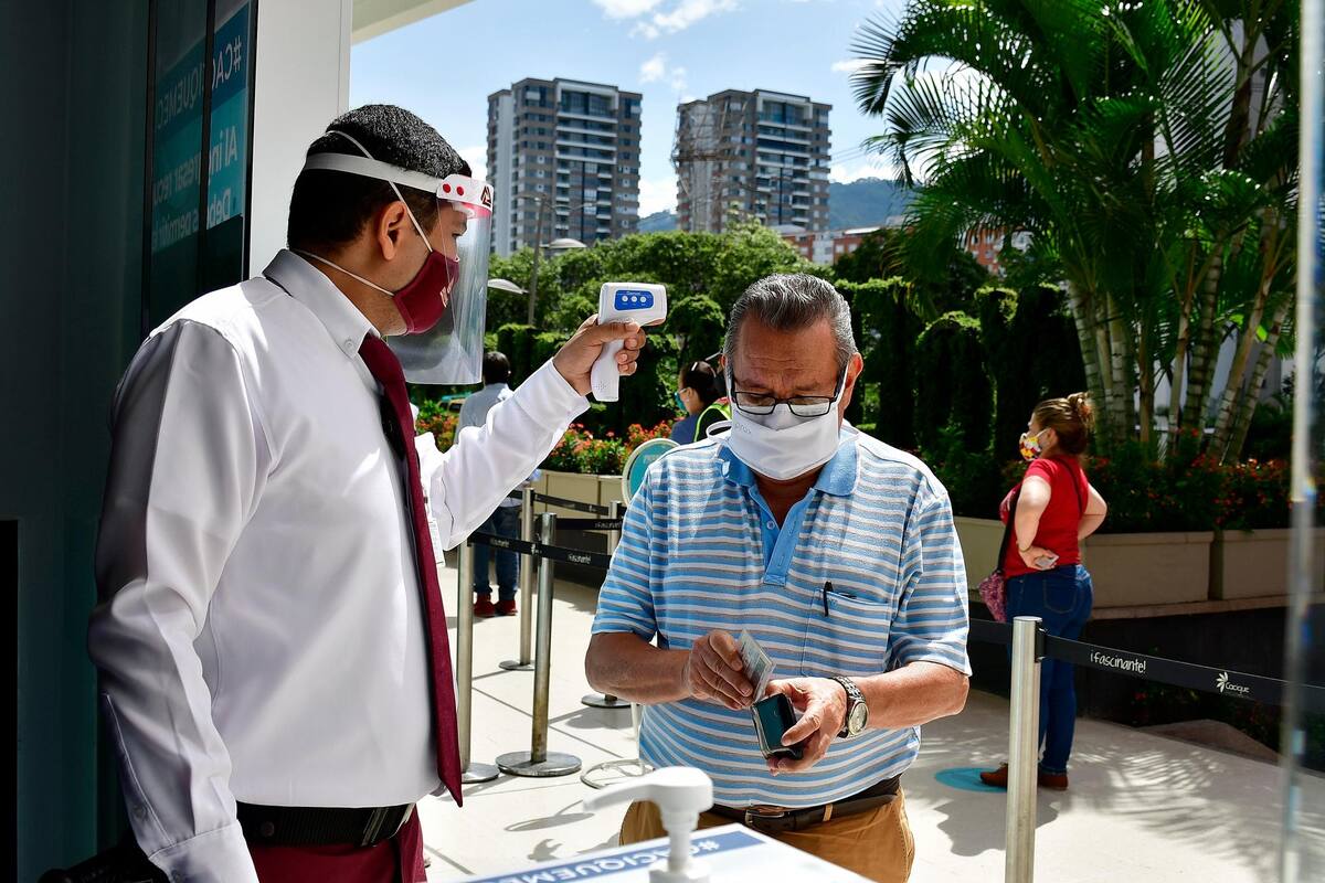 A todas las personas que ingresan a Cacique Centro Comercial, tanto por la zona peatonal como por el parqueadero, se les tomará la temperatura y tendrán que desinfectarse sus manos y sus zapatos en los tapetes habilitados para tal fin. (Foto: Miguel Vergel / VANGUARDIA)