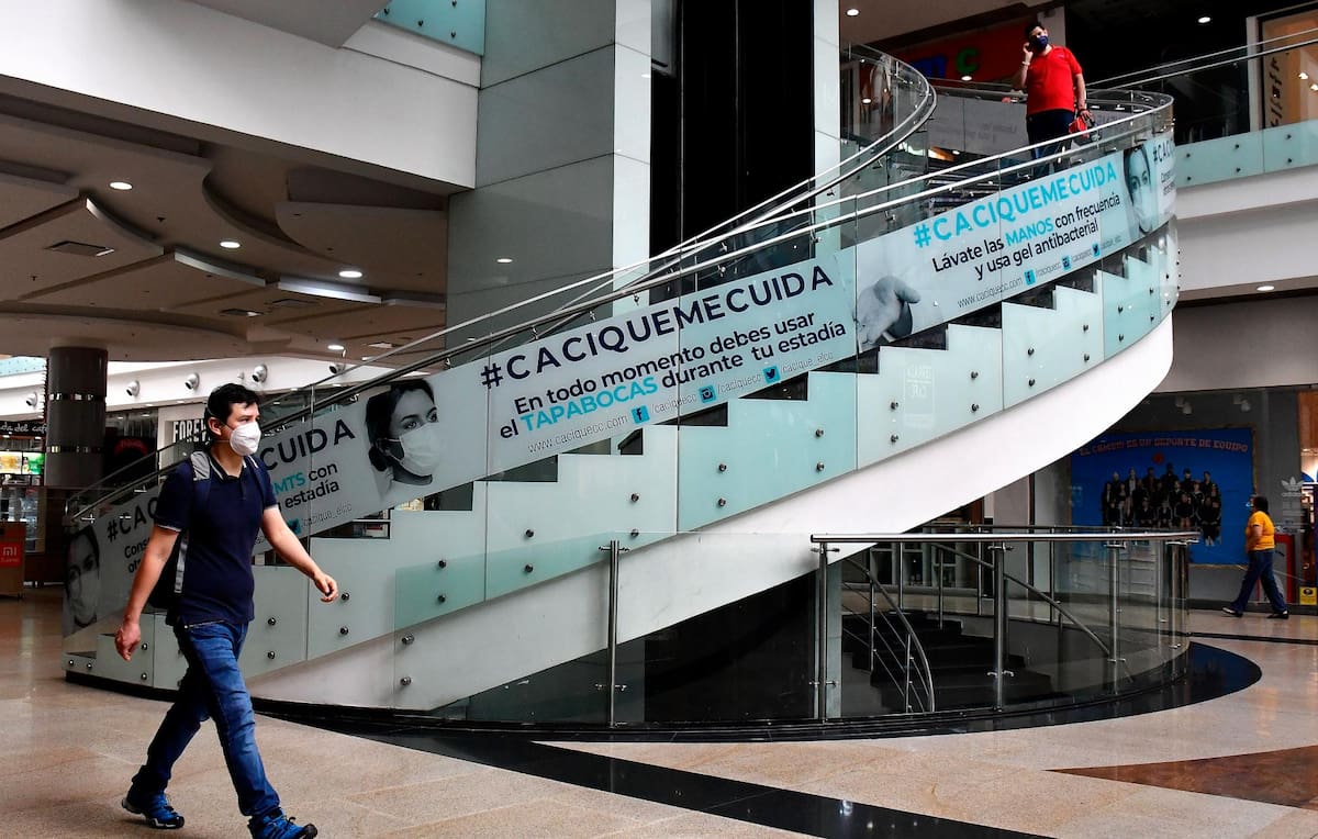 La señalización publicitaria y los diferentes medios información han sido claves para recordarle a los visitantes las medidas que deben tener en cuenta mientras permanezcan en el centro comercial. (Foto: Miguel Vergel / VANGUARDIA)