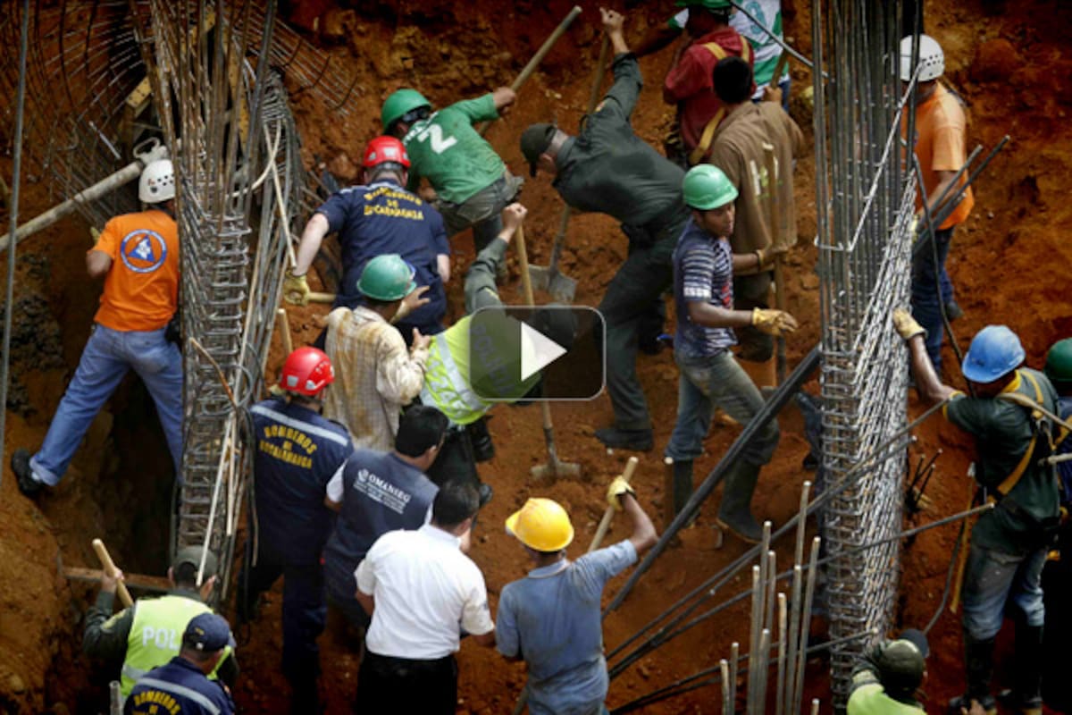 Continúa el rescate de personas sepultadas en derrumbe en Bucaramanga (Foto: Julián Amorocho/VANGUARDIA LIBERAL)