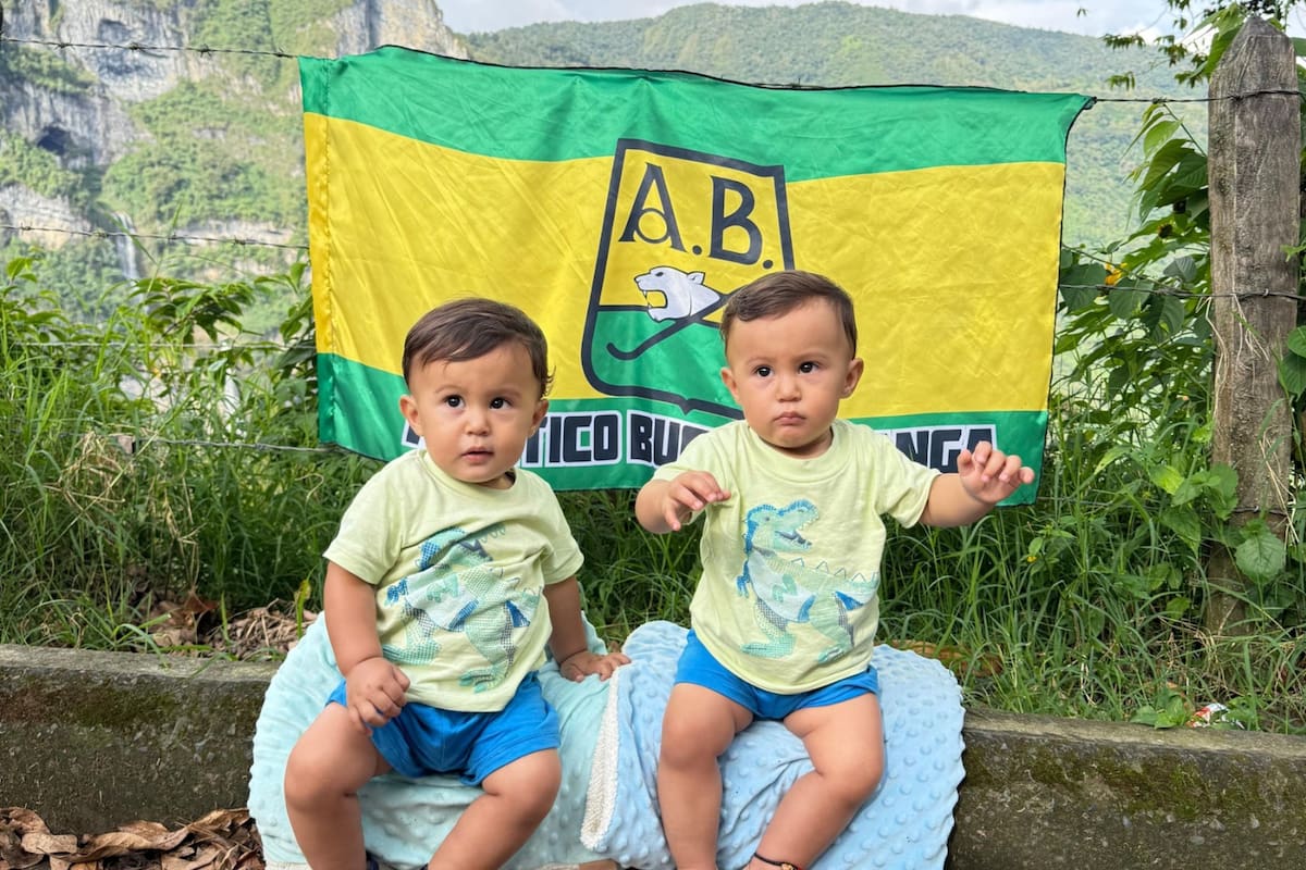 Ellos son los bebés Diego Alejandro y Jhoseth David Castellanos Urbano, quienes hoy, al igual que los jugadores leopardos, celebran un año de una épica gesta. Los menores, que nacieron en Bucaramanga, hoy viven en Florián, Santander. Con la bandera del Atlético y con el fondo de las ventanas de Tisquizoque, les deseamos un feliz cumpleaños. | Suministrada