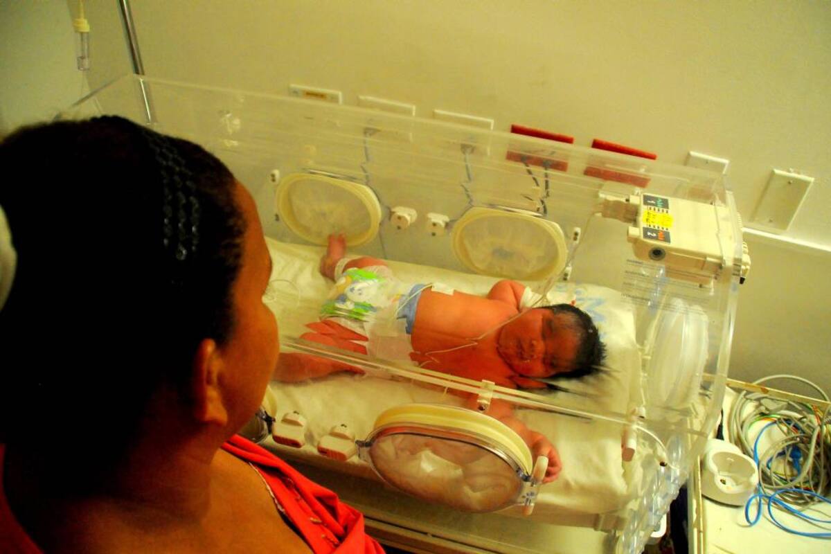 Esta redacción obtuvo permiso de los sorprendidos padres para captar los primeros minutos de vida del bebé recién nacido más grande de Colombia. (Foto: Edgar Pernett/VANGUARDIA LIBERAL)