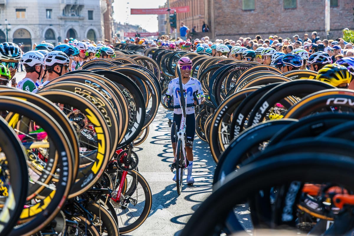 El ciclista colombiano Nairo Quintana (centro), del equipo Movistar, antes de la salida de la 109.ª edición del Giro dell'Emilia —una carrera de 197,9 km entre Ferrara y Bolonia— en Ferrara, Italia. //Foto, EFE: FILIPPO RUBIN