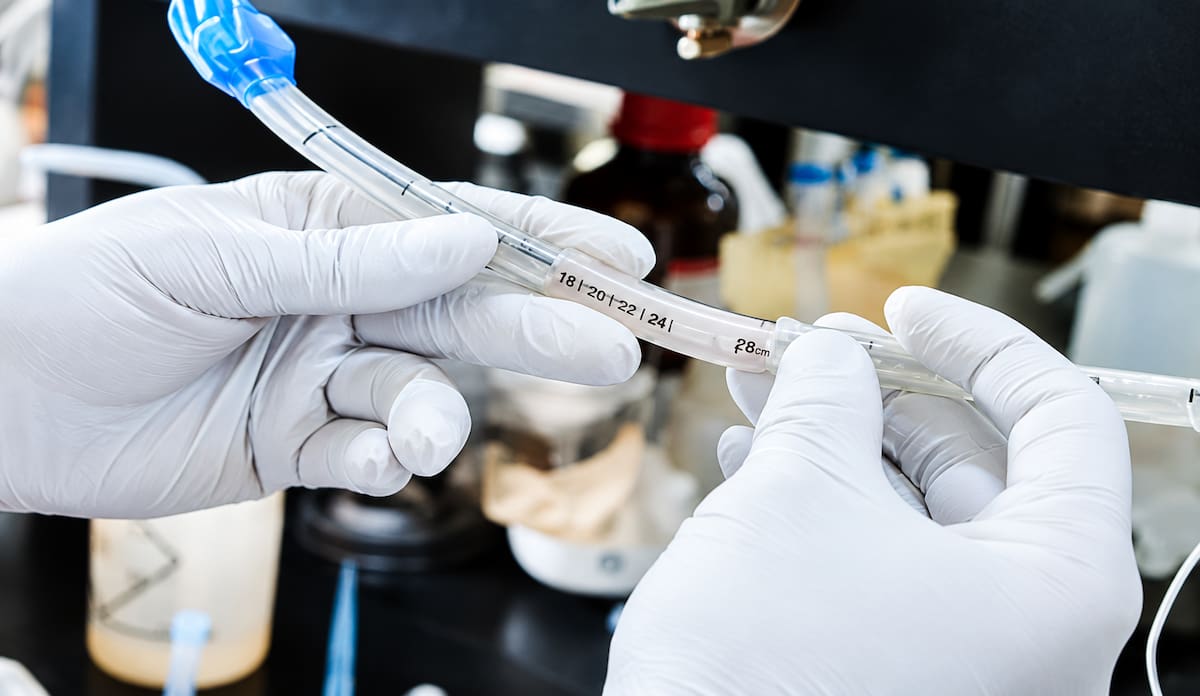 NanoShield propone un recubrimiento antimicrobiano para catéteres, elaborado con nanopartículas de plata, con el objetivo de reducir el riesgo de infecciones asociadas a la hemodiálisis.