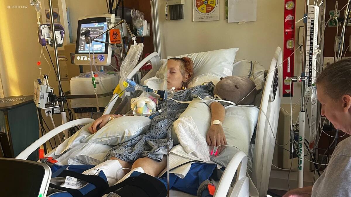 Naomi Greer Wilkinson, de 25 años, perdió el conocimiento después de utilizar la montaña rusa. Permanece en coma.