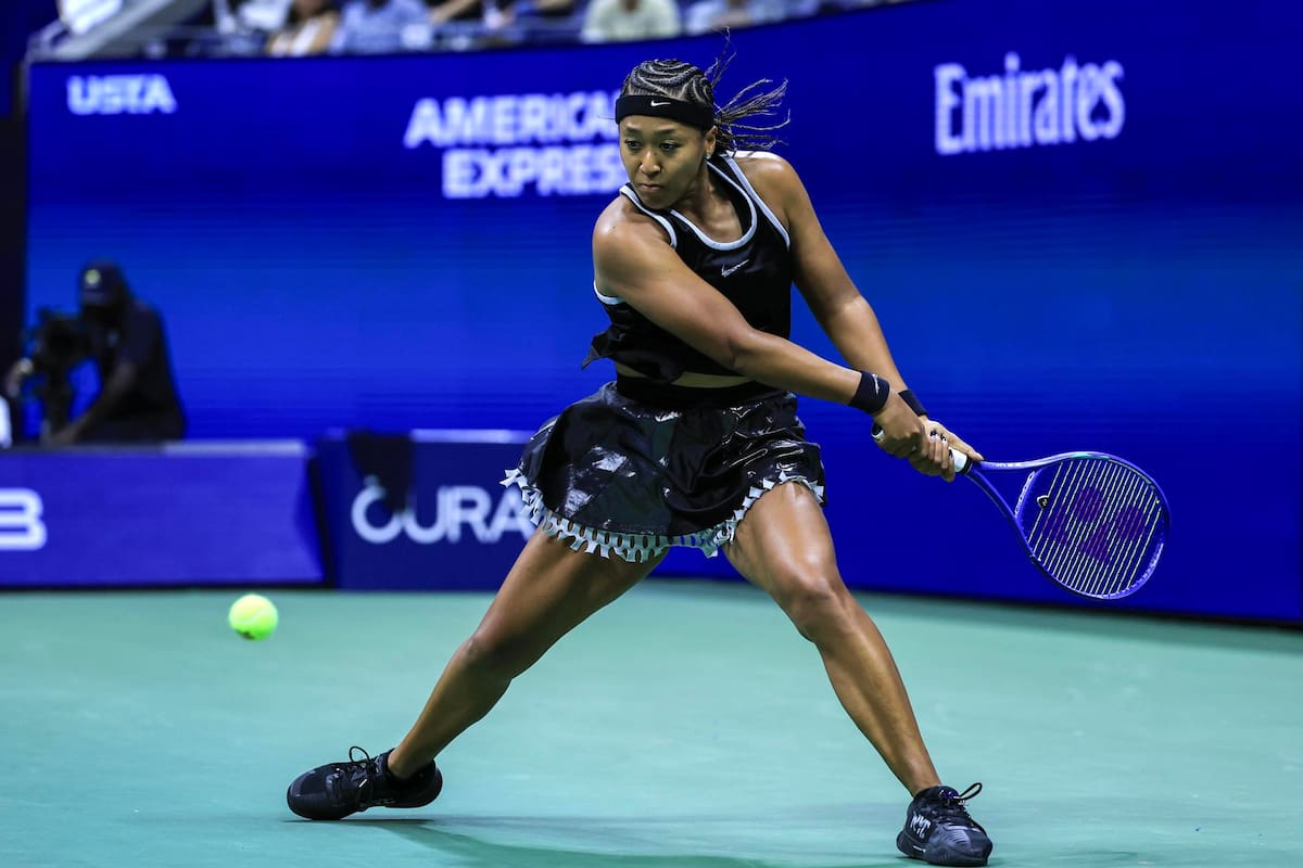Naomi Osaka debutó con victoria en el US Open, pero su particular aparición en el Arthur Ashe Stadium también se robó las miradas. /FOTO: EFE