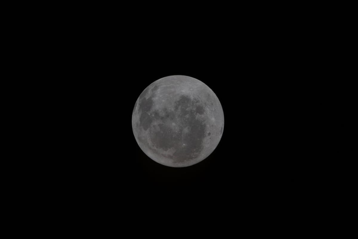 Imagen tomada de la pagina oficial de la NASA que muestra una fotografía de la de la cara oculta de la Luna captada por la tripulación de la misión Artemis II. EFE/ NASA
