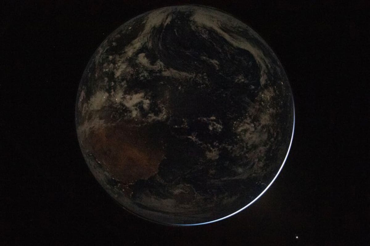 Fotografía tomada de la cuenta oficial en X de la @NASA que muestra una imagen de la Tierra tomada por la tripulación de Artemis II. La NASA publicó las primeras fotografías tomadas por la tripulación de la nave Orión que se dirige a la Luna como parte de la misión Artemis II, que busca hacer historia cuando astronautas alcancen la órbita del satélite natural en más de medio siglo. EFE/ @NASA