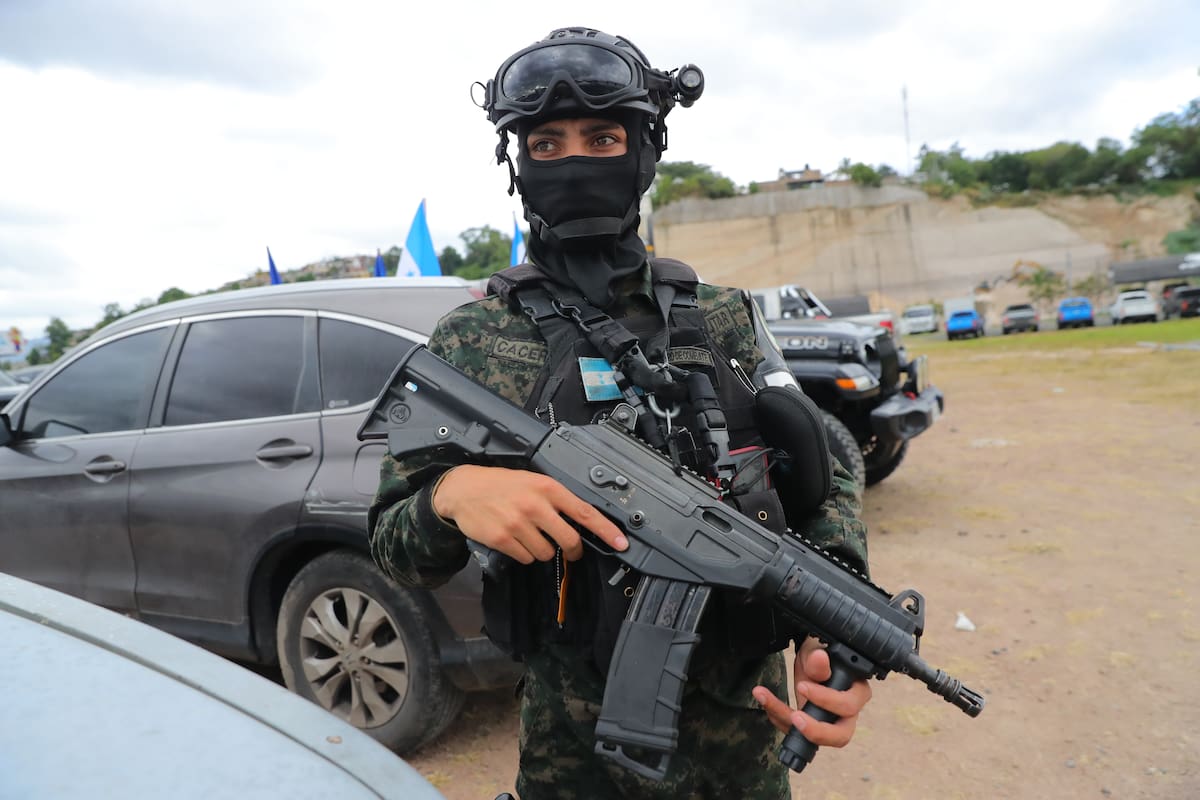 Un integrante de las Fuerzas Armadas de Honduras custodia los alrededores de la sede del Partido Nacional este miércoles, en Tegucigalpa (Honduras). El conservador Nasry 'Tito' Asfura, del Partido Nacional, fue declarado por el Consejo Nacional Electoral (CNE) como el virtual presidente electo de Honduras, con el 40,26 % de los votos en las elecciones generales del pasado 30 de noviembre. EFE/ Gustavo Amador
