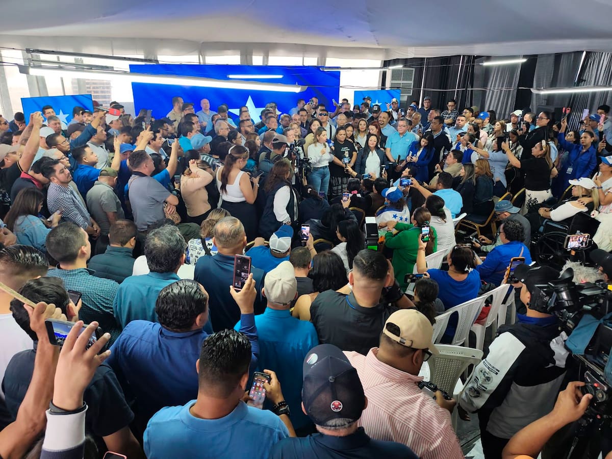 Simpatizantes del candidato a la presidencia Nasry 'Tito' Asfura, celebran en la sede del Partido Nacional este miércoles, en Tegucigalpa (Honduras). El conservador Nasry 'Tito' Asfura fue declarado por el Consejo Nacional Electoral (CNE) como el virtual presidente electo de Honduras, con el 40,26 % de los votos en las elecciones generales del pasado 30 de noviembre. EFE/ Gustavo Amador
