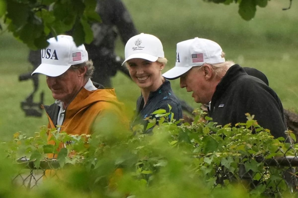 La asesora de la Casa Blanca Natalie Harp, en el centro, acompaña al presidente Donald Trump y al secretario del Interior Doug Burgum durante una visita al campo de golf de East Potomac Park, en Washington, el 28 de junio. Foto: Mark Schiefelbein/AP/Archivo