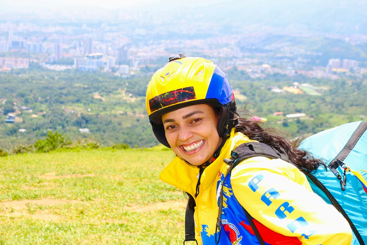 Las experiencias de vuelo ofrecidas por el Club Parapente Colombia van desde los 170.000 pesos e incluyen distintas modalidades, desde recorridos tranquilos hasta vuelos más dinámicos, además del registro fotográfico y audiovisual de la experiencia. Foto: Felipe Jaimes Lagos/VANGUARDIA