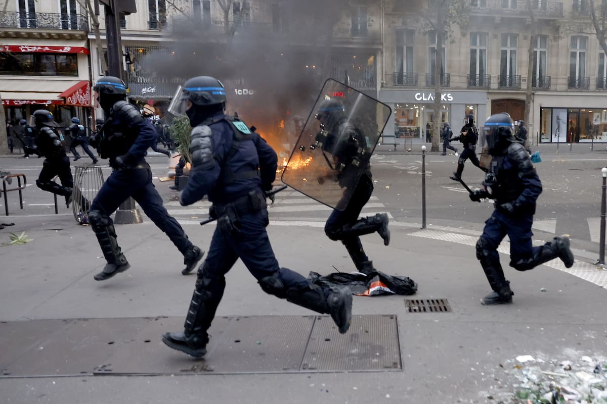 Paris (France), 17/10/2026.- French police intervene during clashes with protesters at a demonstration against rising living costs and cuts to public services in Paris, France, 17 October 2026. The nationwide mobilization brought together Yellow Vest (Gilets Jaunes) activists, high school and university students, trade unions and other groups protesting rising living costs, fuel prices and deteriorating public services, while demanding improvements in education and school conditions. (Protestas, Francia) EFE/EPA/MOHAMMED BADRA
