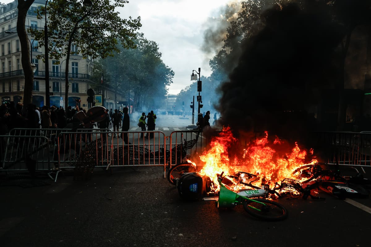 Paris (France), 17/10/2026.- A street barricade burns as protesters clash with police during a demonstration against rising living costs and cuts to public services in Paris, France, 17 October 2026. The nationwide mobilization brought together Yellow Vest (Gilets Jaunes) activists, high school and university students, trade unions and other groups protesting rising living costs, fuel prices and deteriorating public services, while demanding improvements in education and school conditions. (Protestas, Francia) EFE/EPA/MOHAMMED BADRA