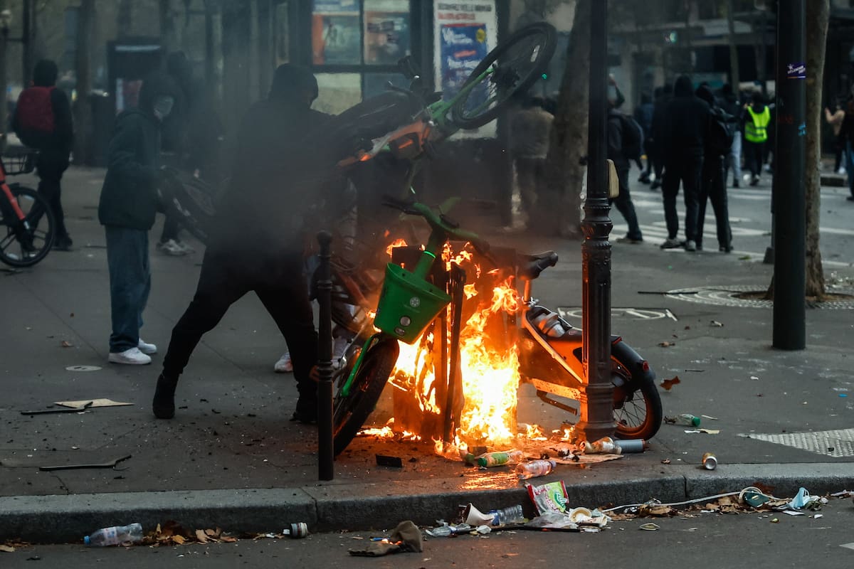 Paris (France), 17/10/2026.- A street barricade burns as protesters clash with police during a demonstration against rising living costs and cuts to public services in Paris, France, 17 October 2026. The nationwide mobilization brought together Yellow Vest (Gilets Jaunes) activists, high school and university students, trade unions and other groups protesting rising living costs, fuel prices and deteriorating public services, while demanding improvements in education and school conditions. (Protestas, Francia) EFE/EPA/MOHAMMED BADRA