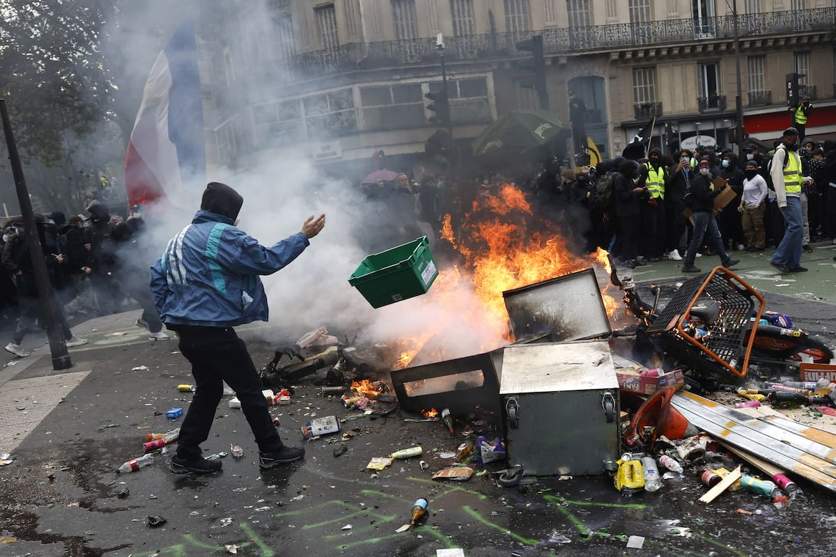 Paris (France), 17/10/2026.- A protester sets fire to a trash bin during a demonstration against rising living costs and cuts to public services in Paris, France, 17 October 2026. The nationwide mobilization brings together Yellow Vest (Gilets Jaunes) activists, high school and university students, trade unions and other groups protesting rising living costs, fuel prices and deteriorating public services, while demanding improvements in education and school conditions. (Protestas, Francia) EFE/EPA/MOHAMMED BADRA