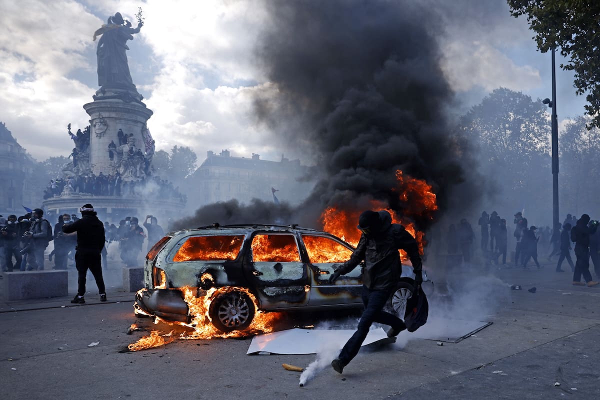 PARIS (France), 17/10/2026.- A car burns at Place de la Republique as clashes break out between protesters and police during a demonstration against rising living costs and cuts to public services in Paris, France, 17 October 2026. The nationwide mobilization brings together Yellow Vest (Gilets Jaunes) activists, high school and university students, trade unions and other groups protesting rising living costs, fuel prices and deteriorating public services, while demanding improvements in education and school conditions. (Protestas, Francia) EFE/EPA/YOAN VALAT