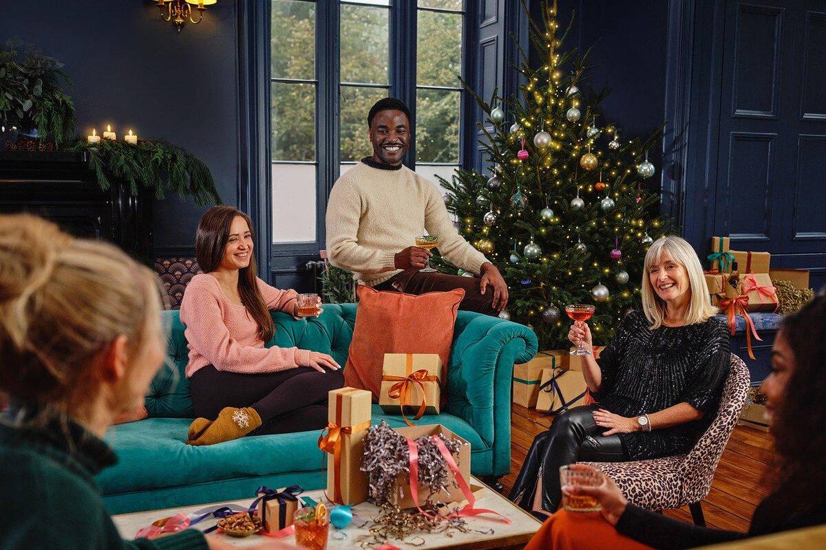 Un intercambio de regalos navideños es una tradición encantadora que agrega emoción y afecto a la celebración. / Banco de imágenes gettyimages | VANGUARDIA