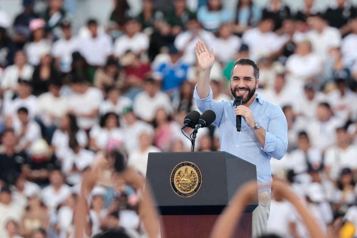 AME1574. SAN SALVADOR (EL SALVADOR), 23/08/2026.- El presidente de El Salvador, Nayib Bukele, saluda en un evento en el que anunció la entrega de becas universitarias para jóvenes del país este domingo, en San Salvador (El Salvador). EFE/ Rodrigo Sura