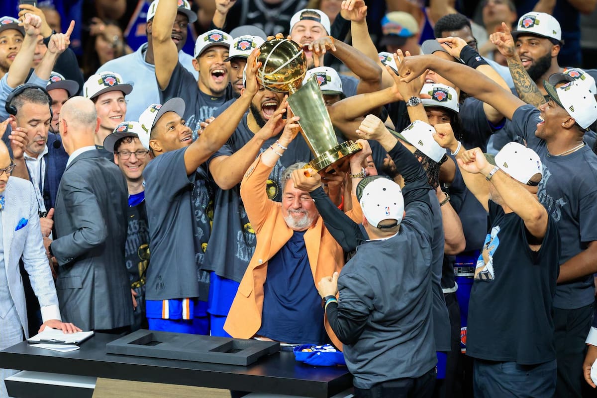 La remontada de los Knicks en el Frost Bank Center selló un anillo largamente esperado por la afición neoyorquina, que llenó de cánticos la cancha rival. / FOTO: EFE
