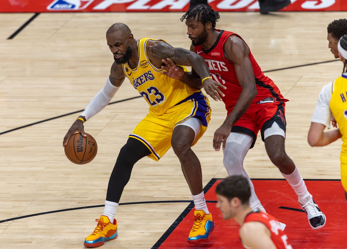 AME8652. HOUSTON (ESTADOS UNIDOS), 01/05/2026.- Tari Eason (d) de los Rockets disputa el balón con LeBron James de los Lakers este viernes, en un partido de la fase eliminatoria de la NBA entre Houston Rockets y Los Ángeles Lakers en el Toyota Center, en Houston (EE.UU.). EFE/ Carlos Ramírez