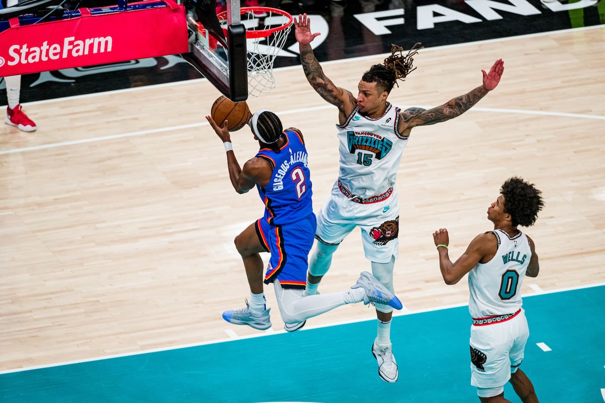 AME8480. MEMPHIS (ESTADOS UNIDOS), 08/02/2025.- Brandon Clarke (c) de los Grizzlies disputa un balón con Shai Gilgeous-Alexander de los Thunder este sábado, durante un partido de la NBA entre Oklahoma City Thunder y Memphis Grizzlies en el FedEx Forum de Memphis, Tennessee (Estados Unidos). EFE/ Matthew A. Smith