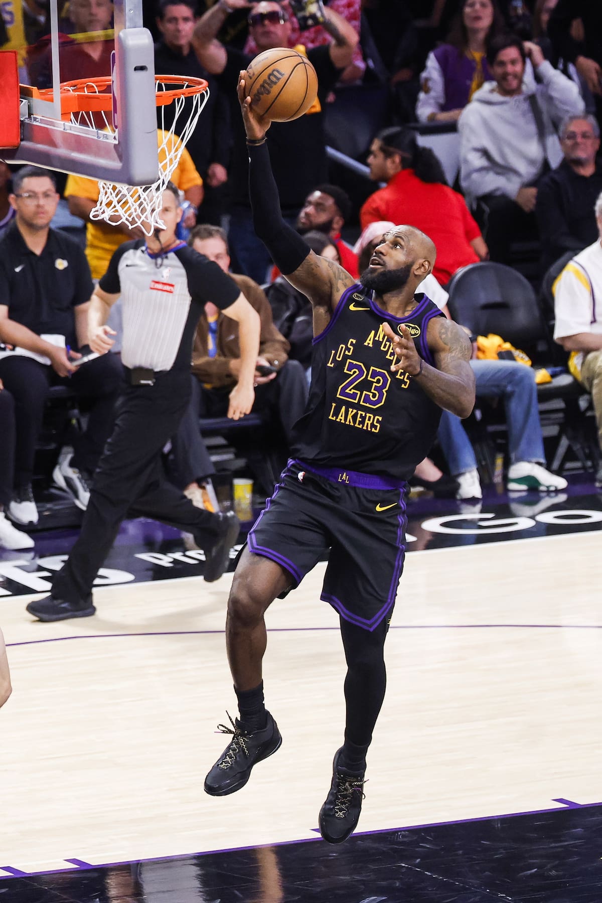 LOS ANGELES (United States), 12/05/2026.- Los Angeles Lakers forward LeBron James goes for a layup during the second half of the NBA Playoffs western conference semifinals game four between the Los Angeles Lakers and Oklahoma City Thunder at Crypto.Com Arena in Los Angeles, California, USA, 11 May 2026. (Baloncesto) EFE/EPA/CHRIS TORRES SHUTTERSTOCK OUT