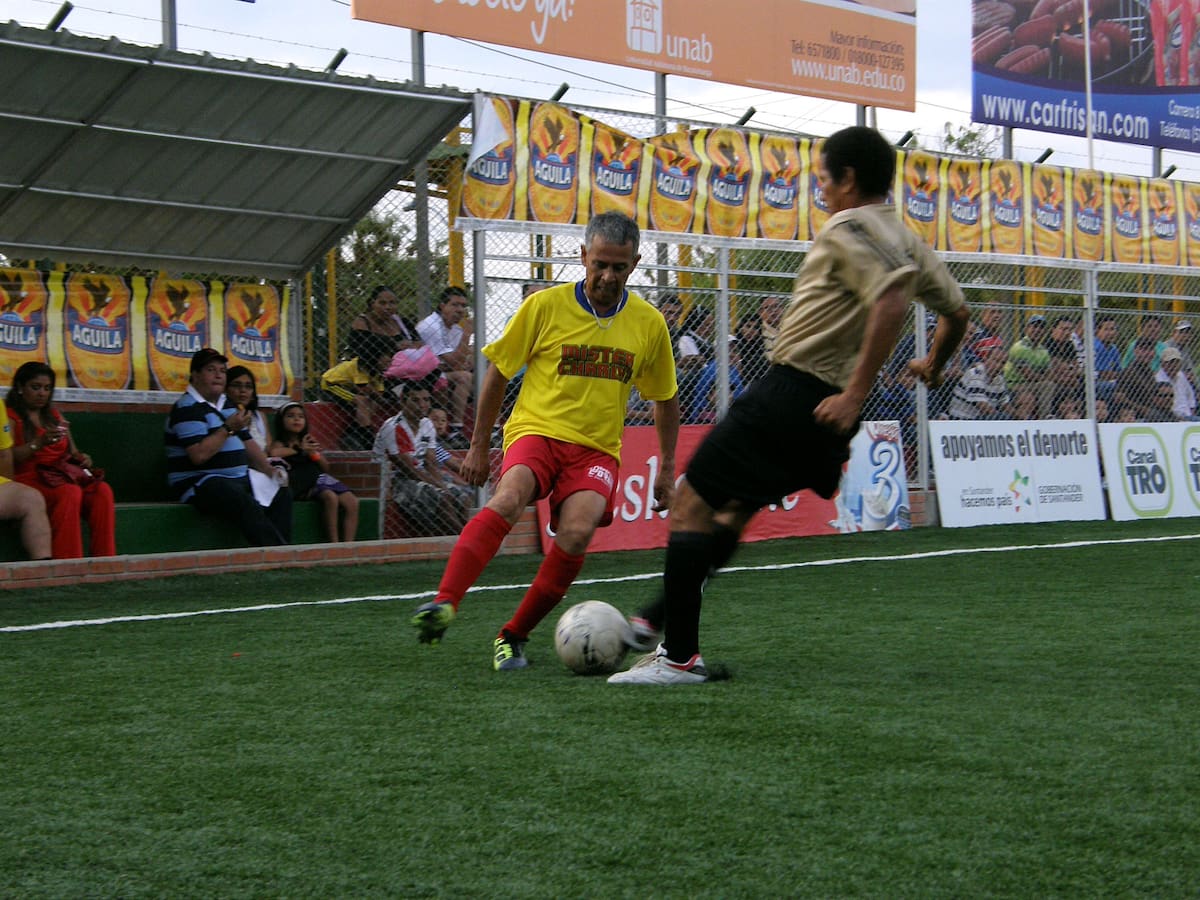 Nelson Riveros toda el tiempo estuvo vinculado al fútbol, primero en el profesionalismo y luego en la barriada. Foto: Archivo / VANGUARDIA.