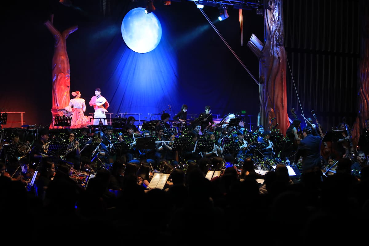 Neomundo celebra las raíces de Santander con un montaje sinfónico de 87 músicos. Foto Jaime Moreno/VANGUARDIA