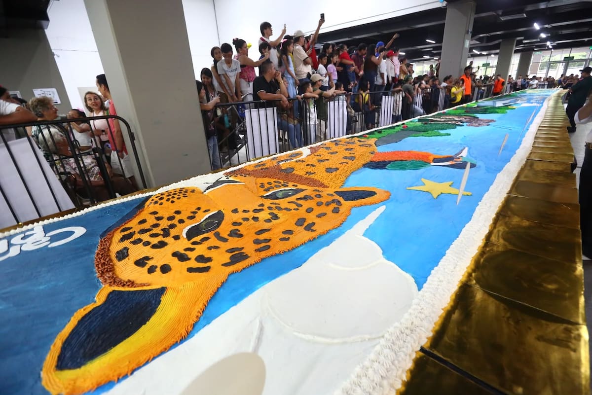 Una torta de aproximadamente seis toneladas convirtió los símbolos de Bucaramanga en un mural comestible. Su presentación y degustación se realizaron este domingo 9 de agosto, durante el cierre de Gastrofusión 2026 en Neomundo. Fotos: Jaime Moreno/VANGUARDIA