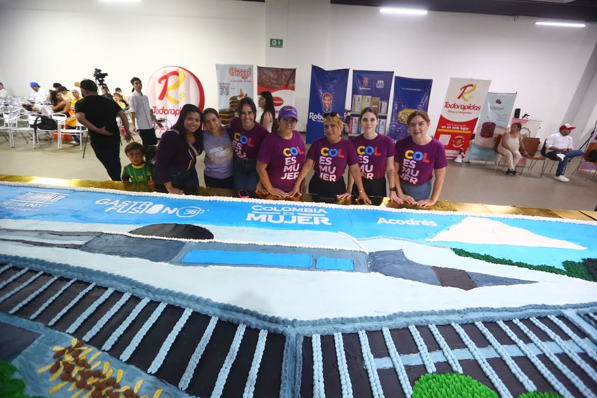 Una torta de aproximadamente seis toneladas convirtió los símbolos de Bucaramanga en un mural comestible. Su presentación y degustación se realizaron este domingo 9 de agosto, durante el cierre de Gastrofusión 2026 en Neomundo. Fotos: Jaime Moreno/VANGUARDIA