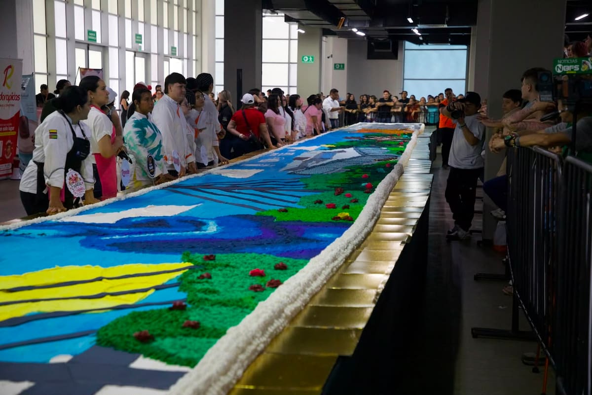 Una torta de aproximadamente seis toneladas convirtió los símbolos de Bucaramanga en un mural comestible. Su presentación y degustación se realizaron este domingo 9 de agosto, durante el cierre de Gastrofusión 2026 en Neomundo. Fotos: Jaime Moreno/VANGUARDIA